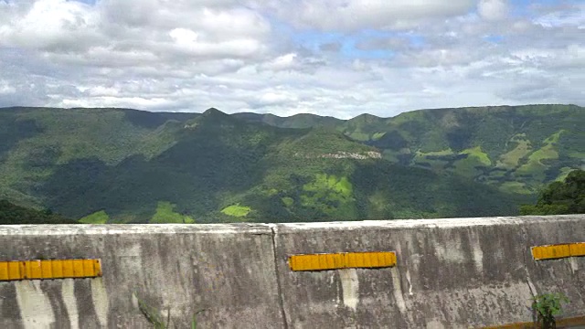 通过巴西南部的太阳之路的公路旅行视频素材