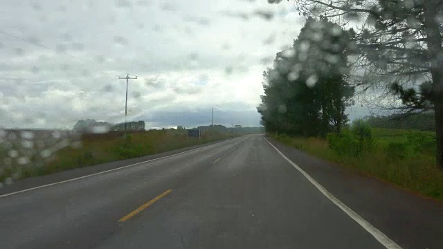 巴西南部一趟穿越太阳之路的雨天公路旅行视频素材