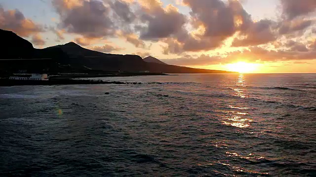 西班牙大加那利岛北部海岸，宁静的日落和多云的天空视频素材