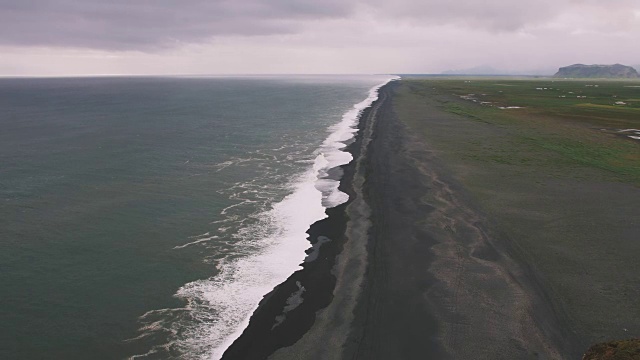 在冰岛的维克海岸海滩的顶视图视频素材