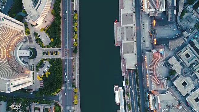 沿河建筑物的鸟瞰图视频素材