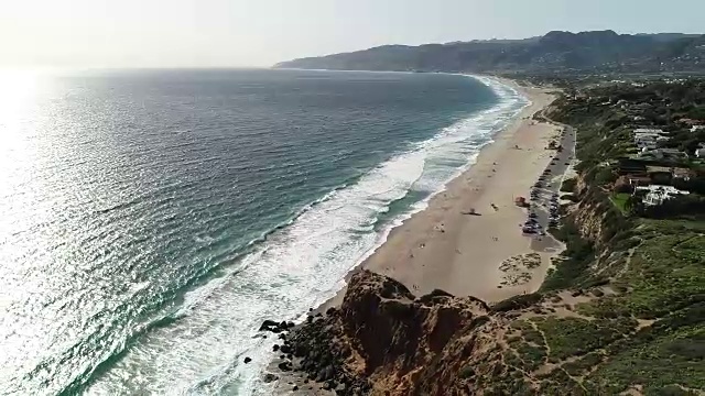 加州海滩的鸟瞰图视频下载