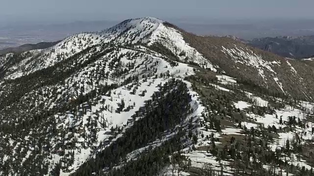 中等拍摄的雪覆盖的狮鹫峰在春天山视频素材