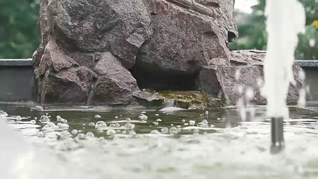 水流飞溅，喷泉喷溅。水的压力。夏季公园的喷泉。喷泉溅流。喷泉的水喷得很厉害。视频素材