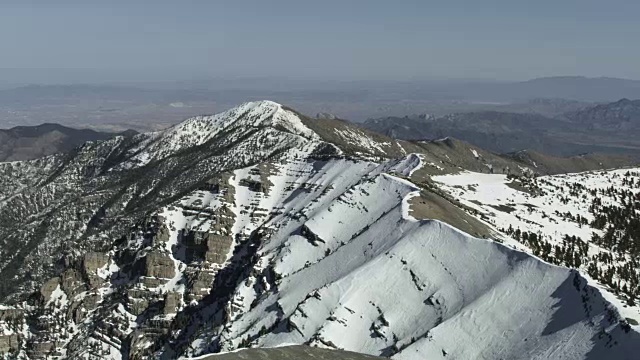 中拍摄的积雪覆盖的春天山在内华达州视频素材