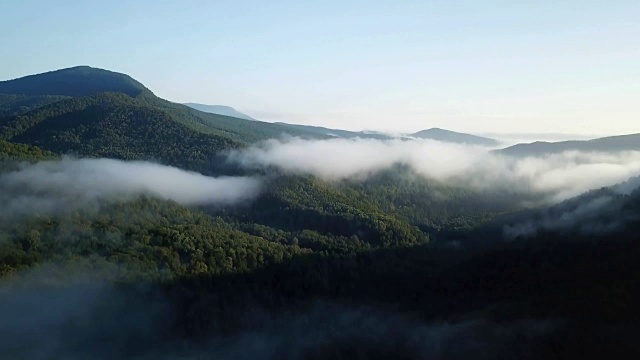 4K史诗般的飞行，在日出的美丽早晨穿越云山。视频素材