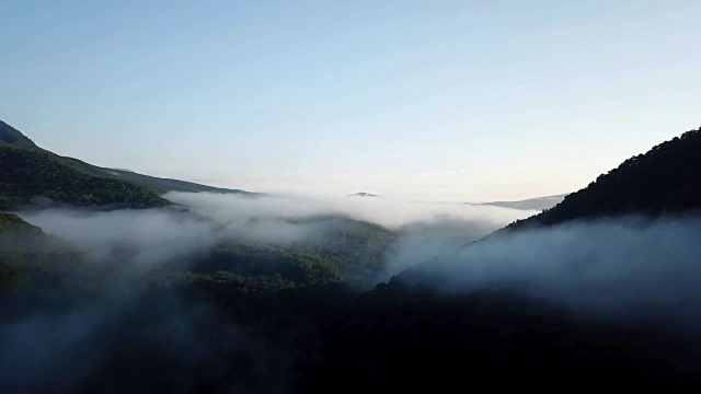 4K史诗般的飞行，在日出的美丽早晨穿越云山。视频素材