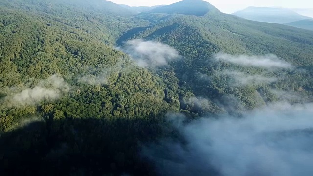 4K史诗般的飞行，在日出的美丽早晨穿越云山。视频素材