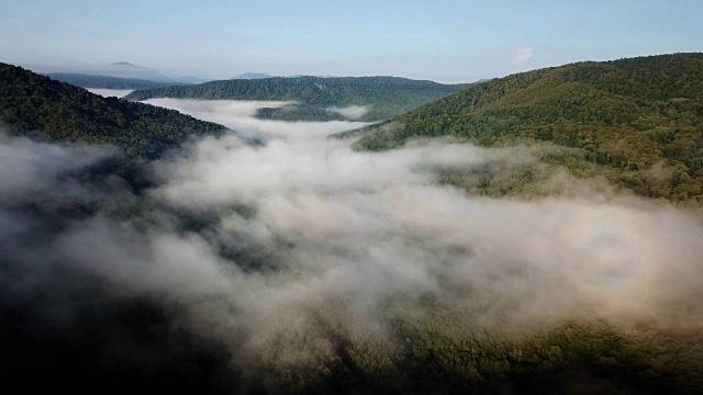 4K史诗般的飞行，在日出的美丽早晨穿越云山。视频素材