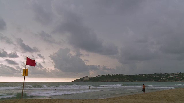 延时:海浪撞击海滩视频素材