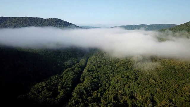 4K史诗般的飞行，在日出的美丽早晨穿越云山。视频素材