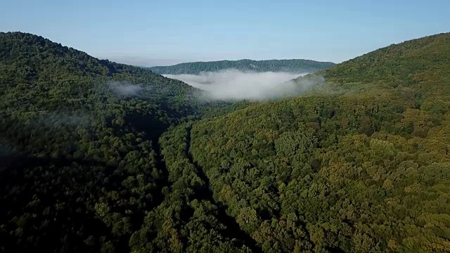 4K史诗般的飞行，在日出的美丽早晨穿越云山。视频素材