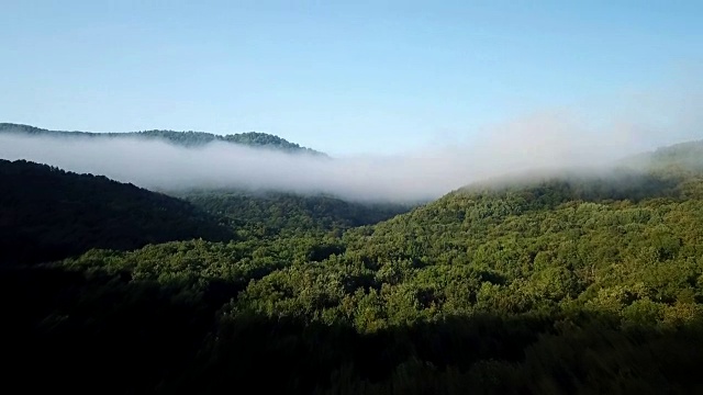 4K史诗般的飞行，在日出的美丽早晨穿越云山。视频素材