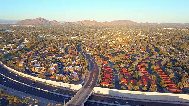 航拍图:商场和住宅中间的高速公路视频素材