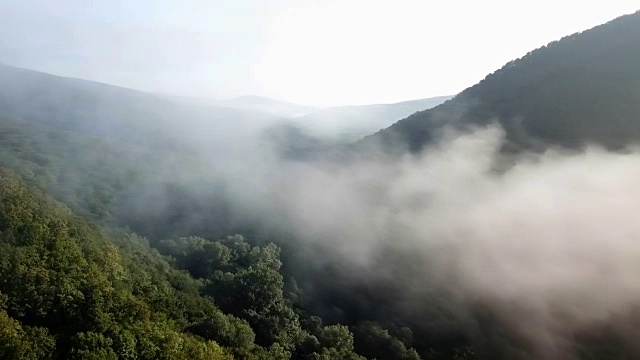 4K史诗般的飞行，在日出的美丽早晨穿越云山。视频素材