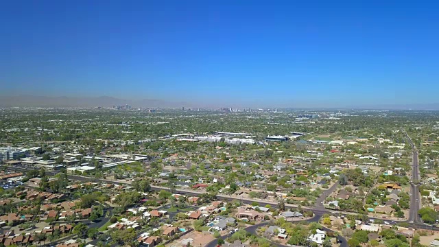 空中向前:亚利桑那州的广大住宅视频素材