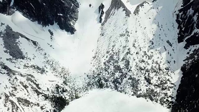 鸟瞰图雪湖和落基山脉视频素材