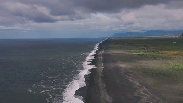 俯瞰冰岛维克海岸的海滩，时光流逝视频素材