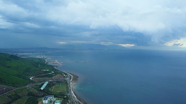 无人机俯瞰美丽的海景和道路。鸟瞰图汽车高速公路通过海滨和青山视频素材