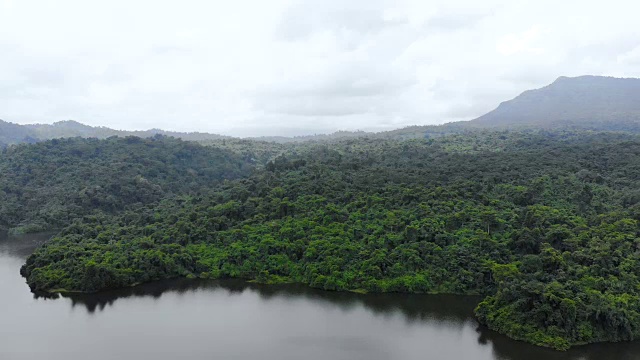 无人机拍摄的鸟瞰乡村水库大坝的风景景观视频素材