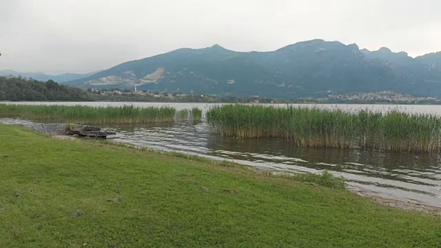 由植被和山脉的无人机看到的空中景观视频素材