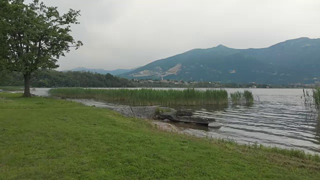 由植被和山脉的无人机看到的空中景观视频素材