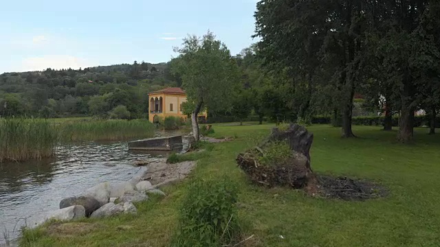 由植被和山脉的无人机看到的空中景观视频素材