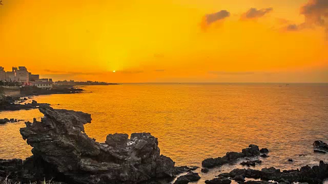 日落时分，韩国济州岛的龙岩景观和海滩视频素材