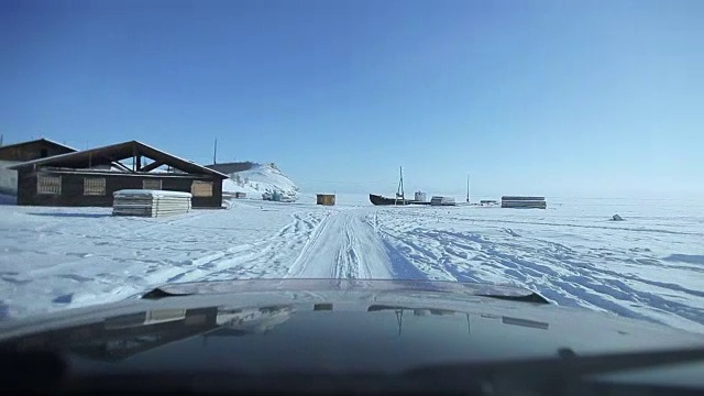 汽车在湖上结冰的道路上行驶视频素材