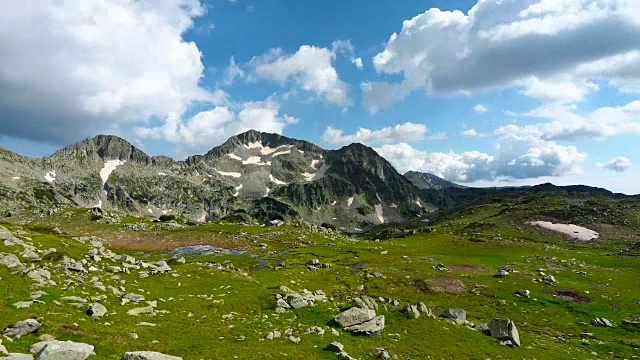 来自保加利亚皮林山卡米尼察峰的惊人时间流逝。视频素材