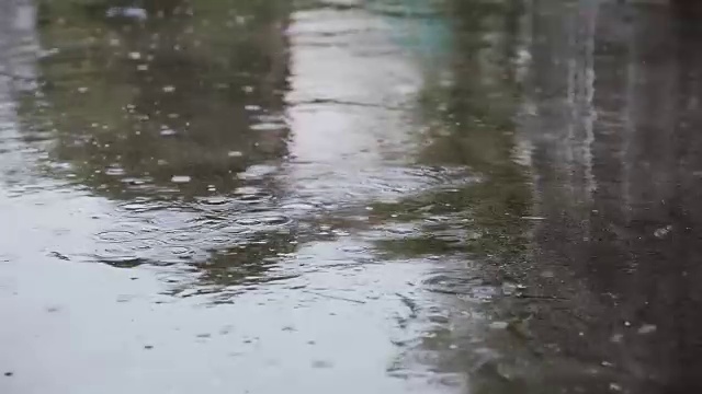 雨落在水泥街上视频素材