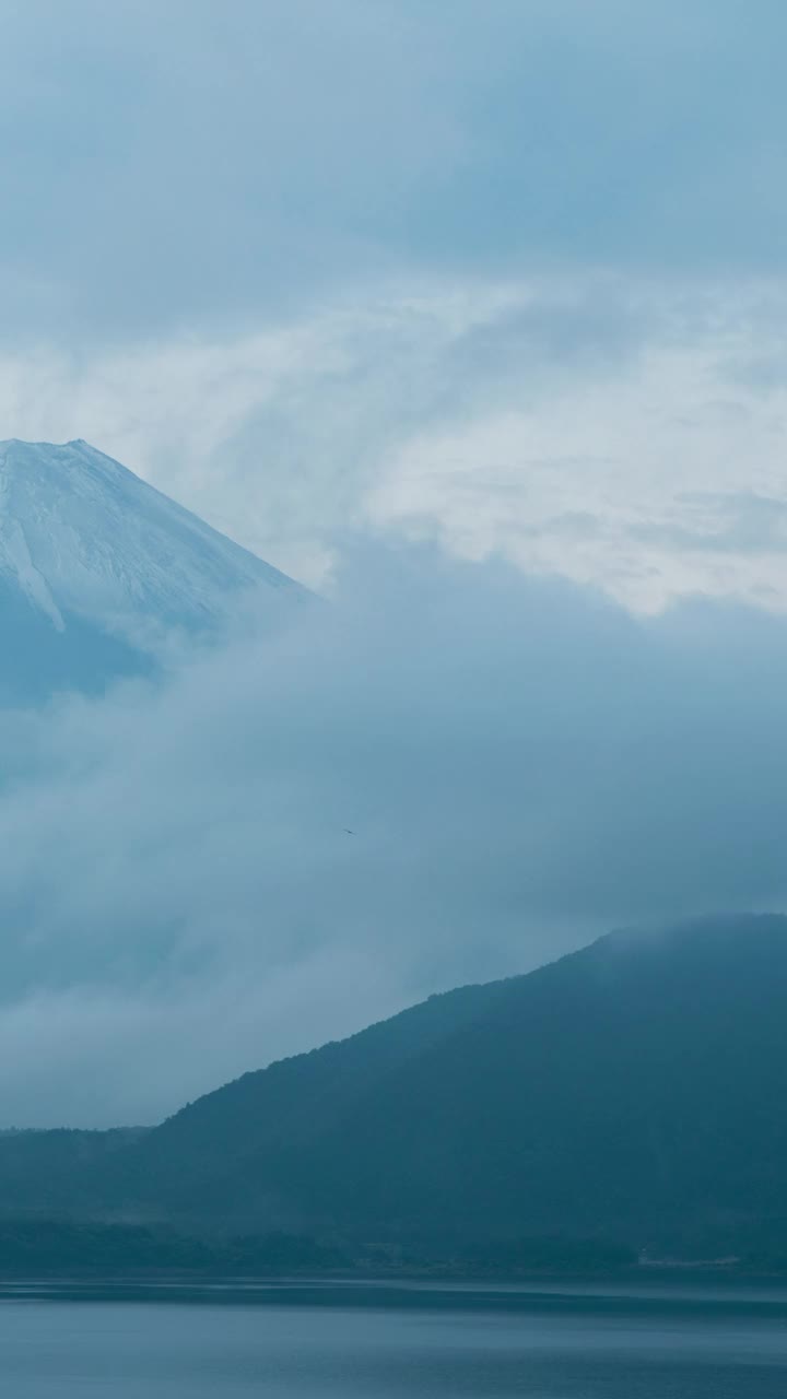 富士山越过元津湖(垂直方向)视频素材