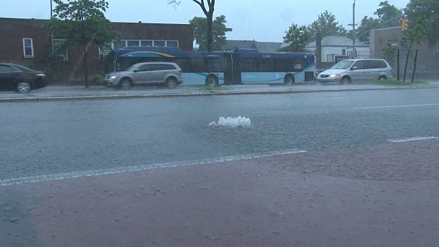 倾盆大雨，下水道溢出视频素材