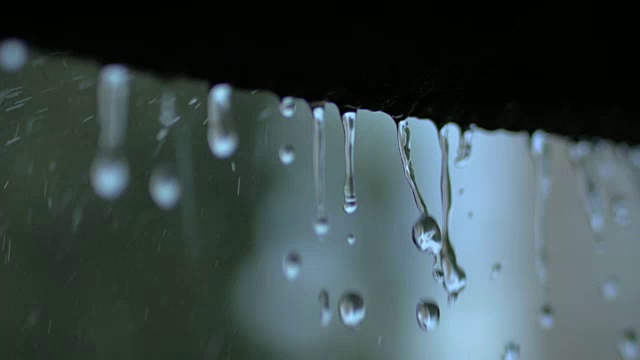 雨，雨声，雨水从屋顶流出来视频素材