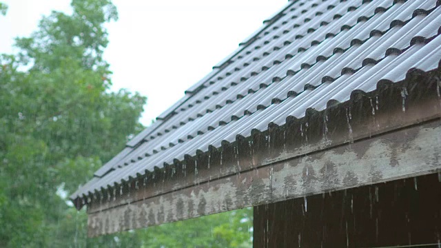 大雨落在屋顶上视频素材