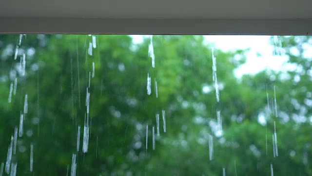 雨落屋顶视频素材