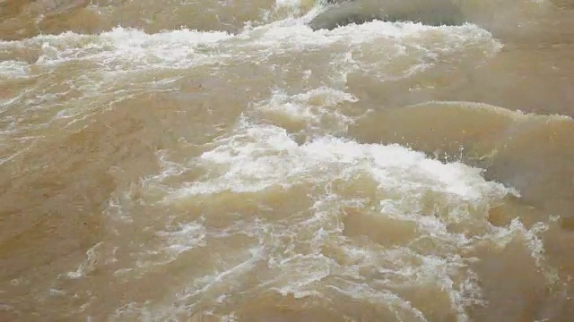 大雨在河边股票视频视频素材