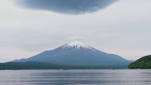 富士山和湖上的透镜状云视频素材