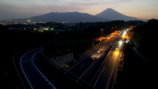 黄昏时高速公路上的富士山视频素材