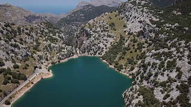 前面有岩石的山上有水库视频素材