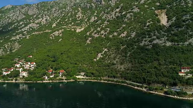 鸟瞰科托尔湾附近的山路及沿岸村庄视频素材