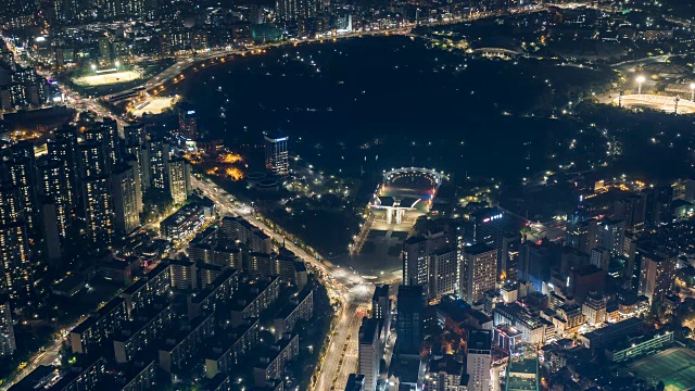 韩国首尔松八谷区奥林匹克公园和世界和平门的夜景视频素材