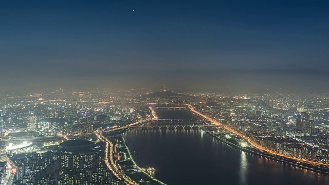 韩国首尔的汉江景观和城市被灰尘覆盖的夜晚视频素材