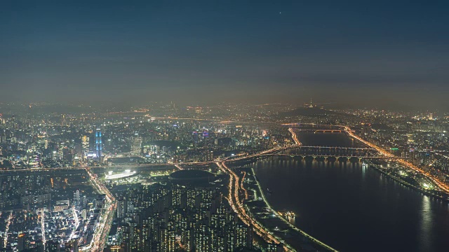 韩国首尔的汉江景观和城市被灰尘覆盖的夜晚视频素材