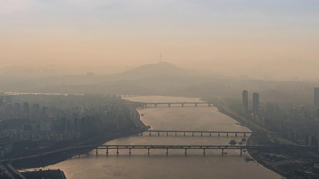 韩国首尔的汉江景观和城市被灰尘覆盖的夜晚视频素材