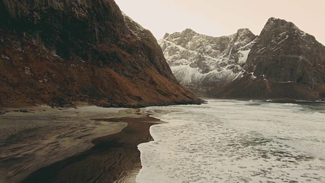 以山脉为背景的海岸景观视频素材