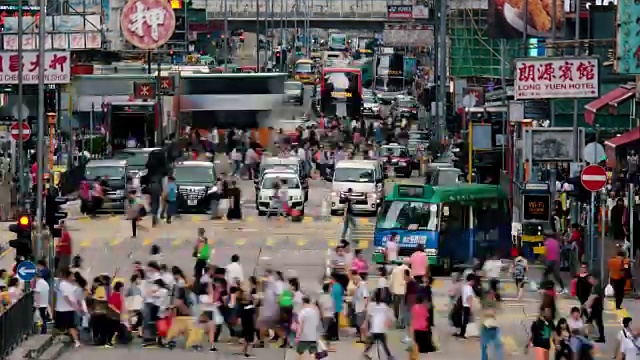 香港孟角的繁忙街道，交通和行人的时间流逝。视频素材