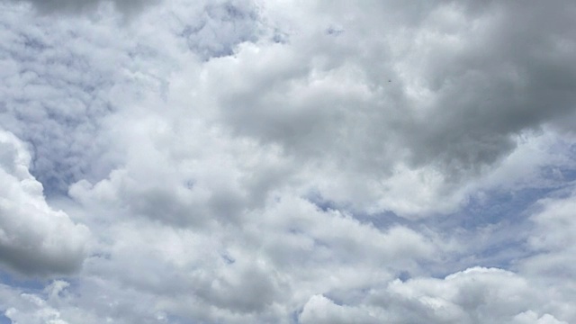 在下雨和雷暴之前，戏剧性的天空和暴风雨云的时间流逝视频素材