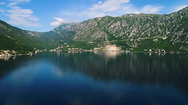 鸟瞰科托尔湾及沿岸村庄视频素材