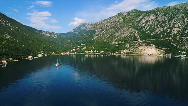 鸟瞰科托尔湾及沿岸村庄视频素材